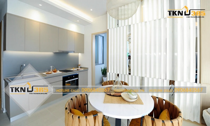 Phòng bếp mẫu nhà 2 tầng 30m2 sử dụng vật liệu phản gương để nới rộng không gian