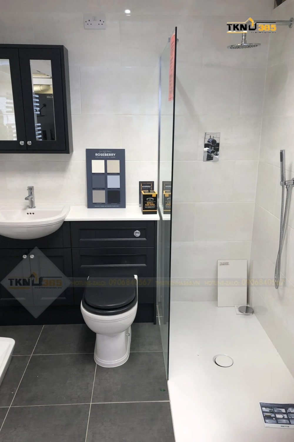 Phòng tắm hiện đại với vòi sen đứng cao cấp, kết hợp với các tông màu đen và trắng để tạo nên một không gian tối giản và đầy phong cách
