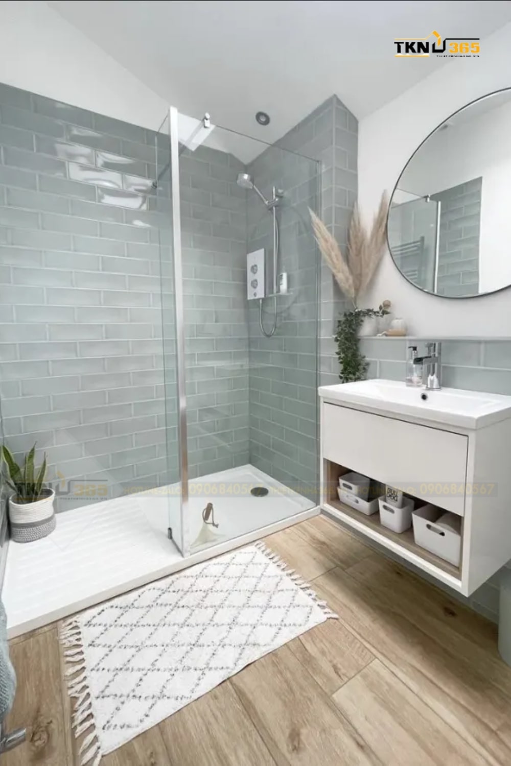 Phòng tắm này được thiết kế với các tông màu mộc mạc và đơn giản như xám và nâu, dùng sàn và tủ gỗ để tạo nên một không gian ấm áp và thân thiện