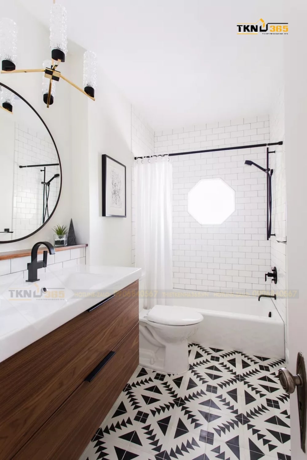 Phòng tắm này được thiết kế với các tông màu trắng và đen, điểm nhấn nằm ở nền gạch với hoa văn độc đáo