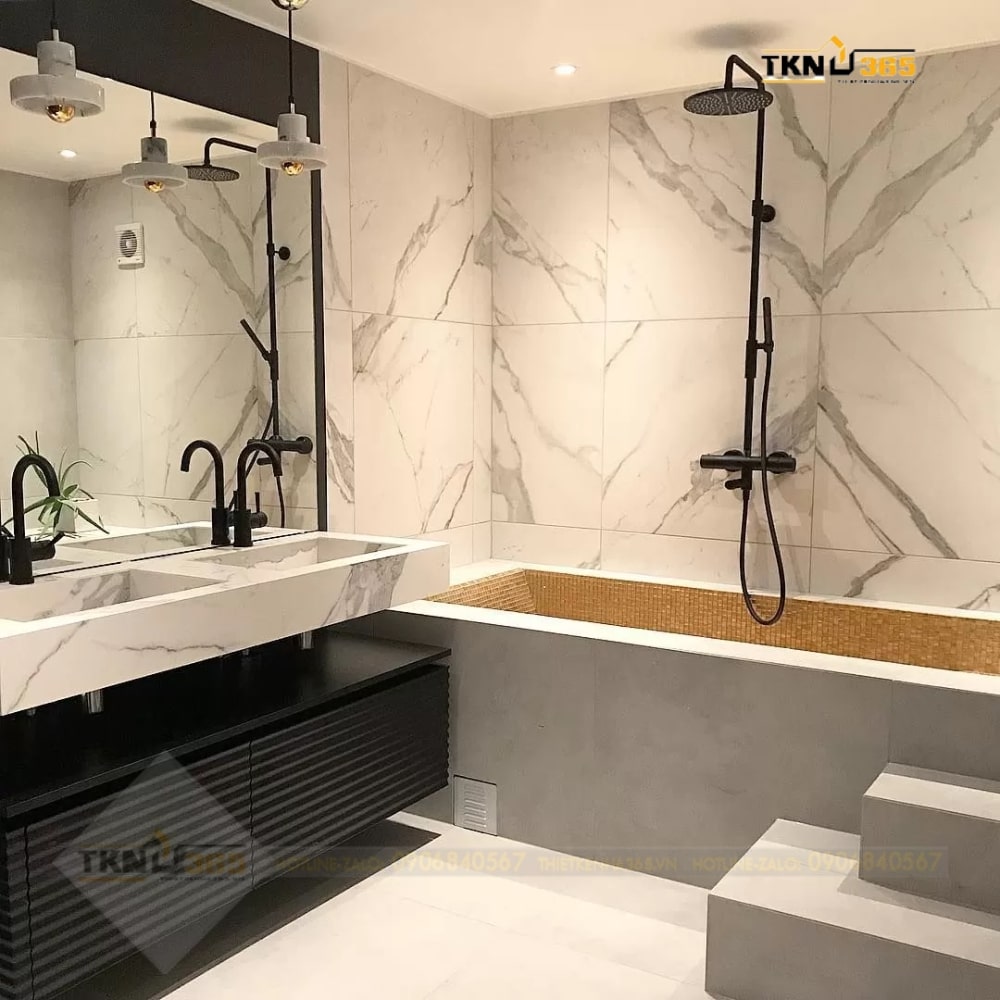 Phòng tắm được thiết kế với các tông màu xám và đen kết hợp với các lòng bồn tắm ốp đá vàng, vòi sen được chế tác bằng kim loại hiện đại, cá tính