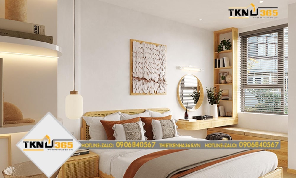 Phòng ngủ master thứ hai trong ngôi nhà 4x10 dùng màn gỗ Nhật để che nắng và tạo cảm giác yên tĩnh, thư giãn cho không gian