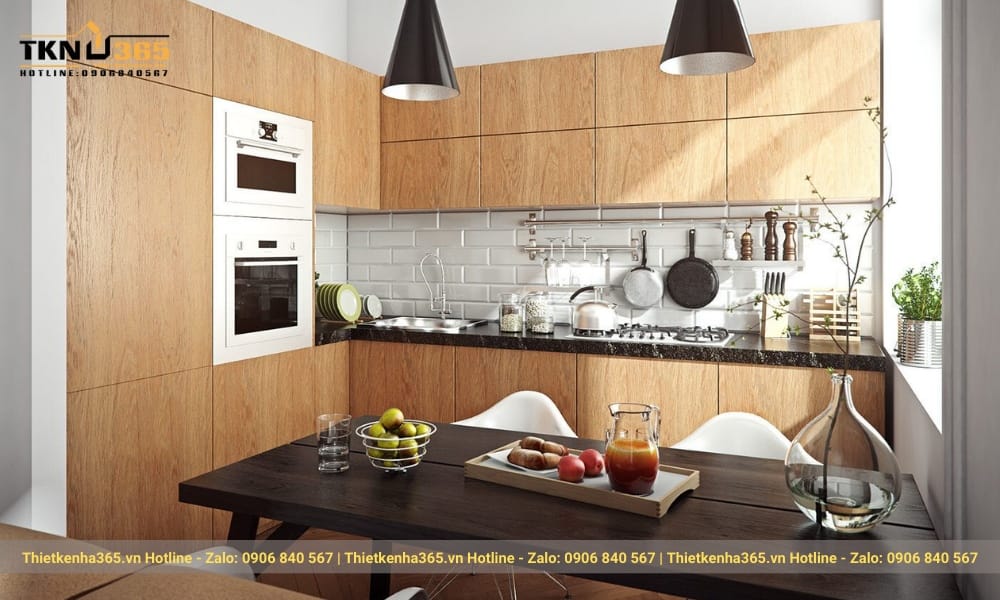 Phòng bếp được kết hợp tủ bếp hiện đại với phần ốp bếp giả gạch.