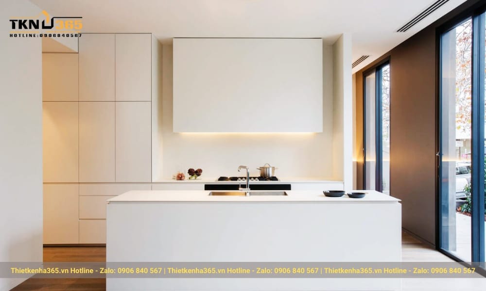 Gam màu trắng cùng hệ cửa kính trong suốt đã giúp tạo hiệu ứng mở rộng khiến không gian bếp thêm phần thoáng rộng hơn.
