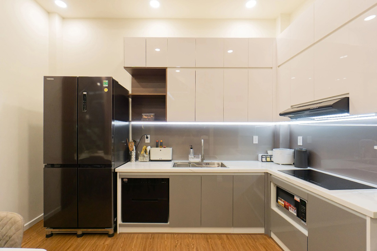 Nhà bếp tủ chữ I đơn giản là lựa chọn lý tưởng cho những căn nhà phố hoặc chung cư có diện tích nhỏ, vẫn đảm bảo sự sang trọng và tiện nghi trong từng chi tiết.