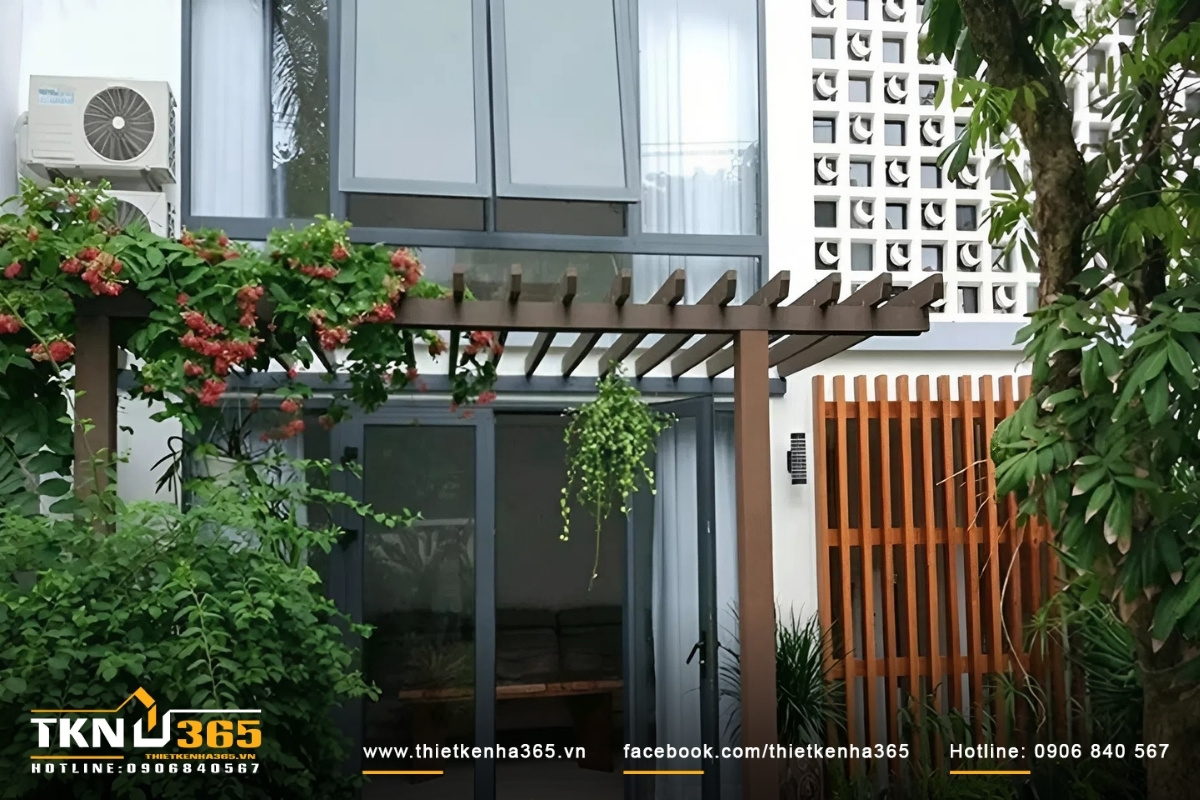 Mẫu thiết kế nh&agrave; cấp 4 đẹp c&oacute; gi&agrave;n hoa tươi trước cửa