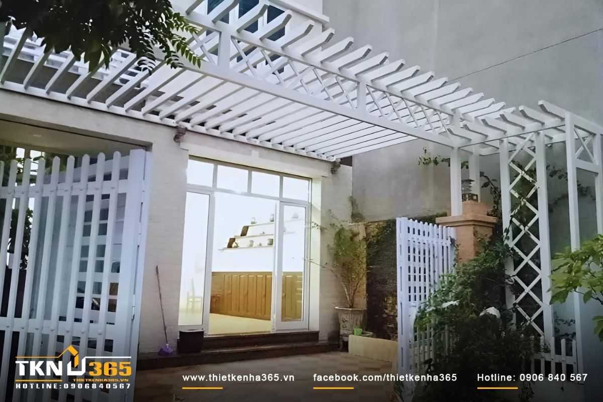 Mẫu thiết kế nh&agrave; cấp 4 c&oacute; gi&agrave;n trồng hoa tươi trước cửa nh&agrave;