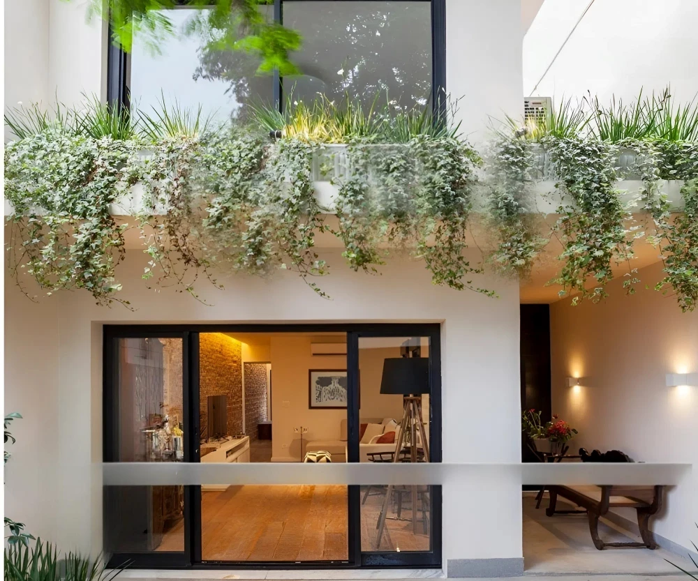 Trang trí c&acirc;y xanh giúp ng&ocirc;i nhà ngang 3m thoáng mát hơn