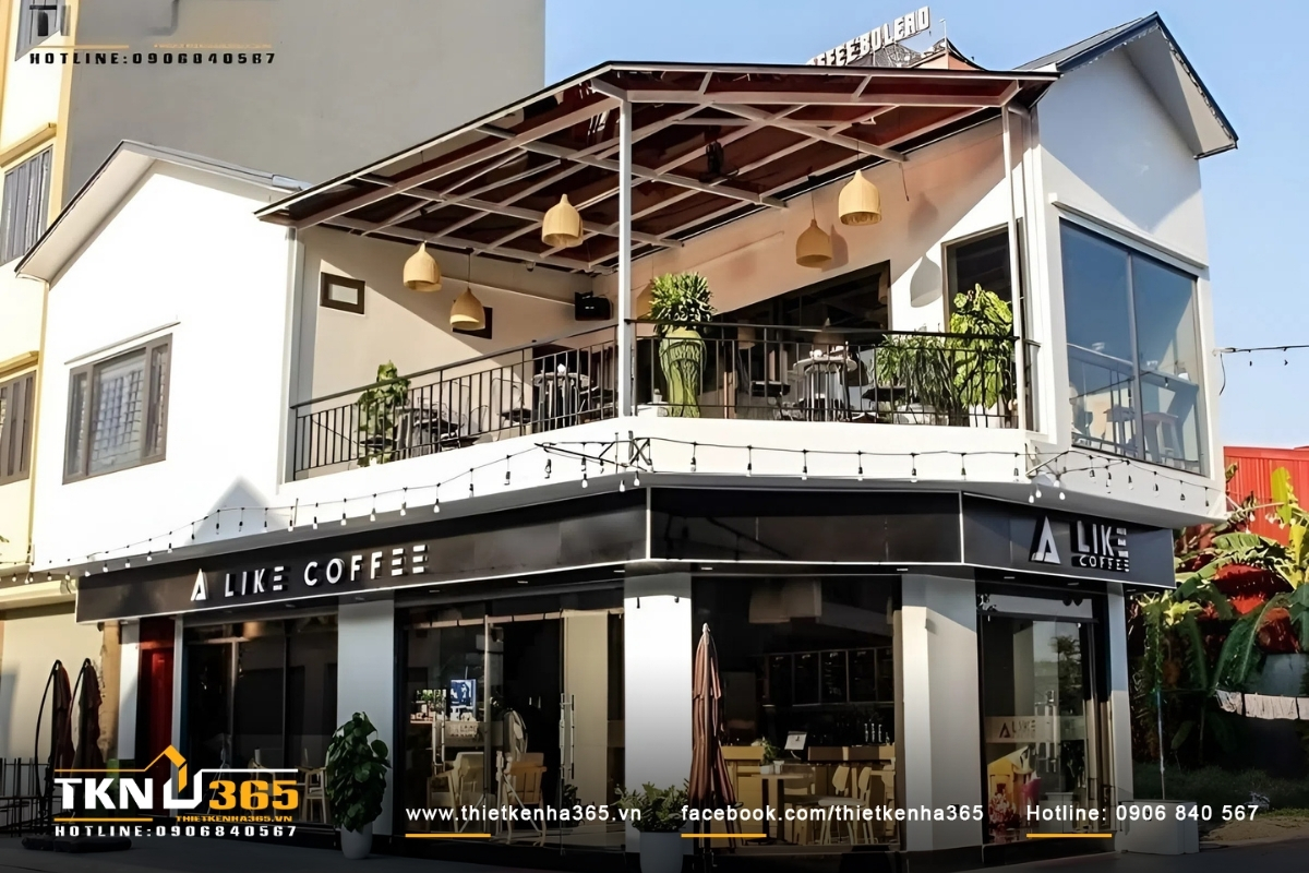 Mặt tiền nhà phố 2 tầng với thiết kế cao ráo, mặt hông trổ cửa sổ, dùng để kinh doanh quán cafe
