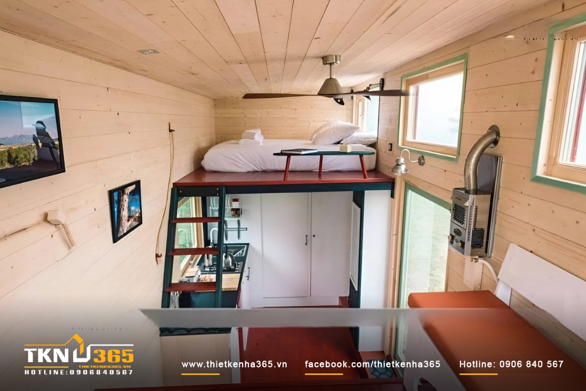 Nhà nhỏ 15m2 có gác lửng màu cam cháy và gỗ chủ đạo