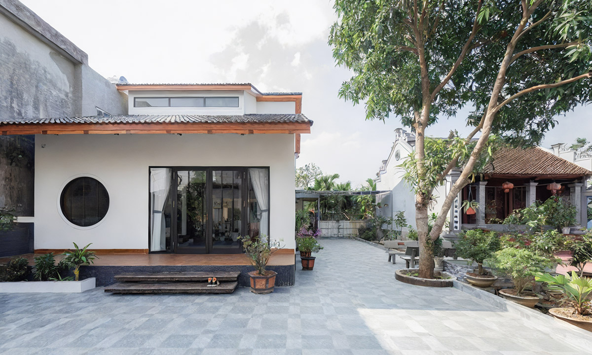 Cảnh quan sân vườn đẹp mắt, cửa sổ hình tròn mang dáng dấp văn hóa Nhật