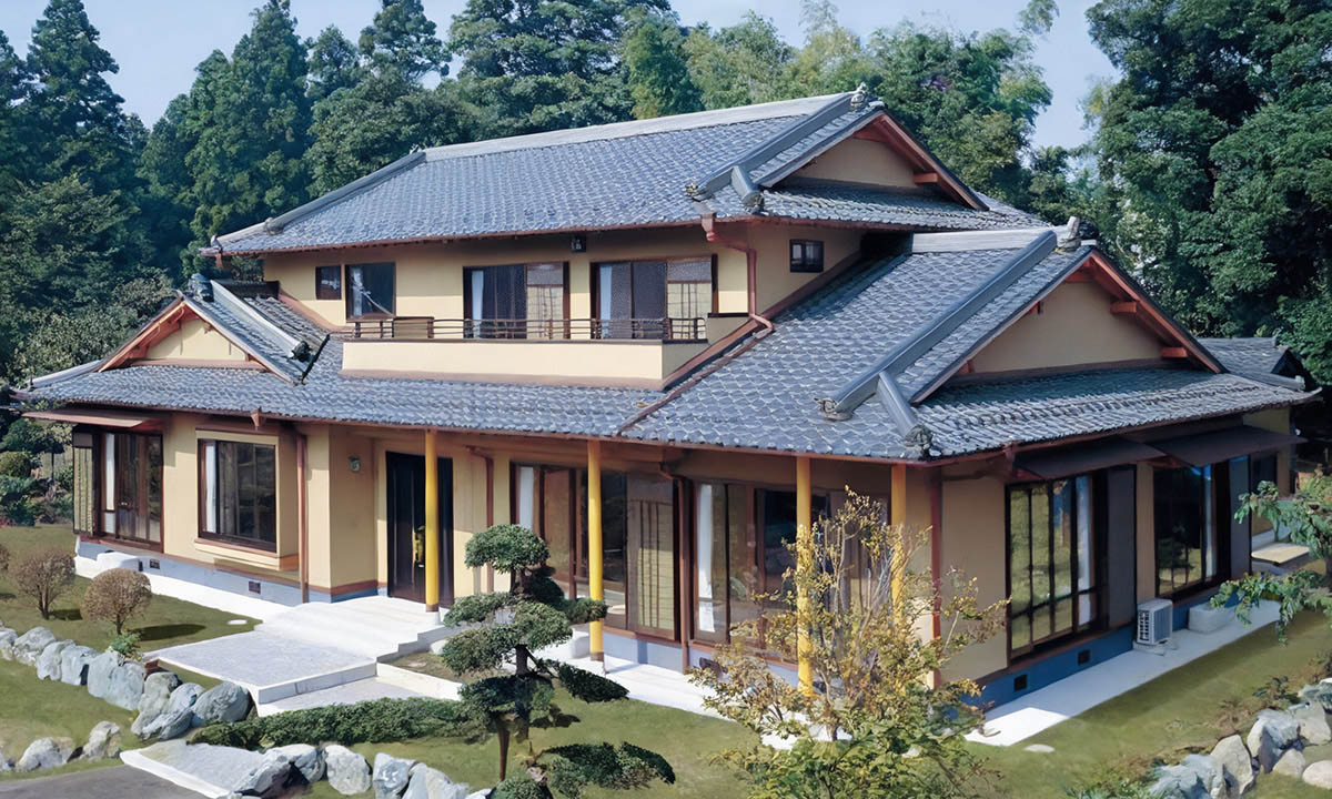 Mẫu biệt thự mang phong cách Nhật Bản nổi bật với phần mái cầu kỳ và hệ thống cửa hiện đại.