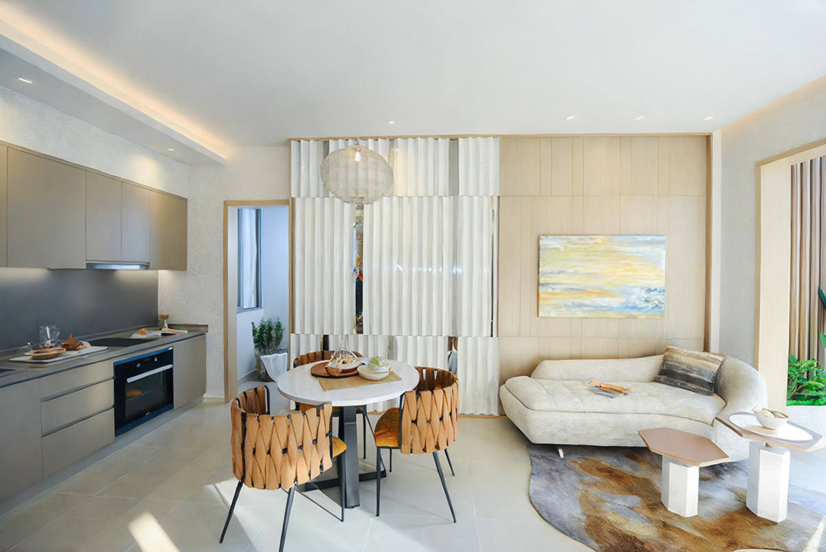 Phòng bếp mẫu nhà 2 tầng 30m2 sử dụng vật liệu phản gương để nới rộng không gian