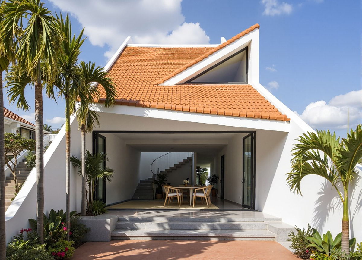 Không gian mở cửa kính thoáng mát kết hợp cùng mái ngói đỏ đậm chất Việt Nam