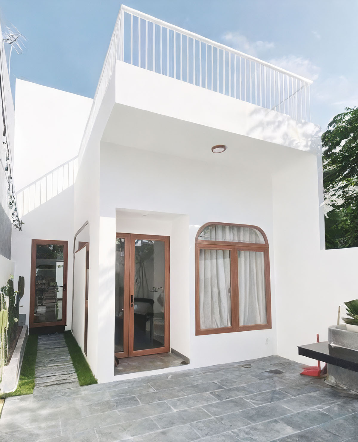 Cửa sổ mái vòm kết hợp với khung gỗ hòa hợp với nền tường trắng