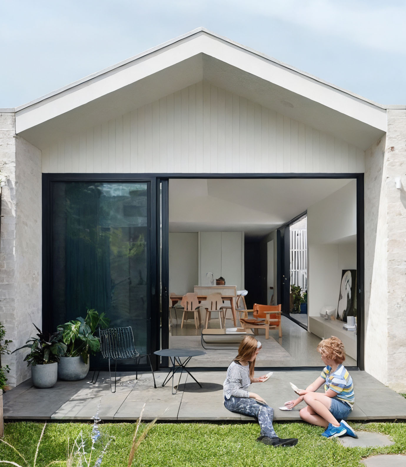 Không gian nhà đơn giản và thoáng mát với cửa ra vào lớn, không gian ngập tràn ánh nắng