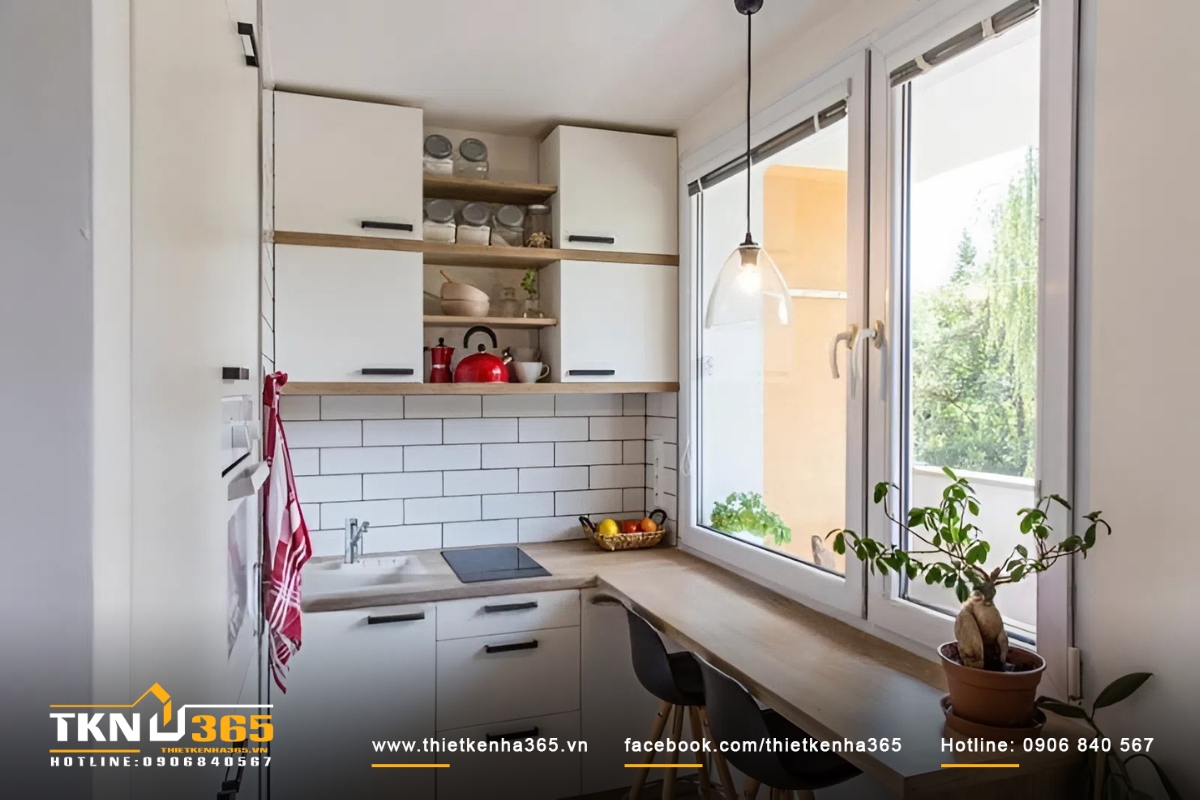 Căn bếp nhỏ h&igrave;nh chữ L được đặt cạnh cửa sổ để tận dụng &aacute;nh s&aacute;ng tự nhi&ecirc;n