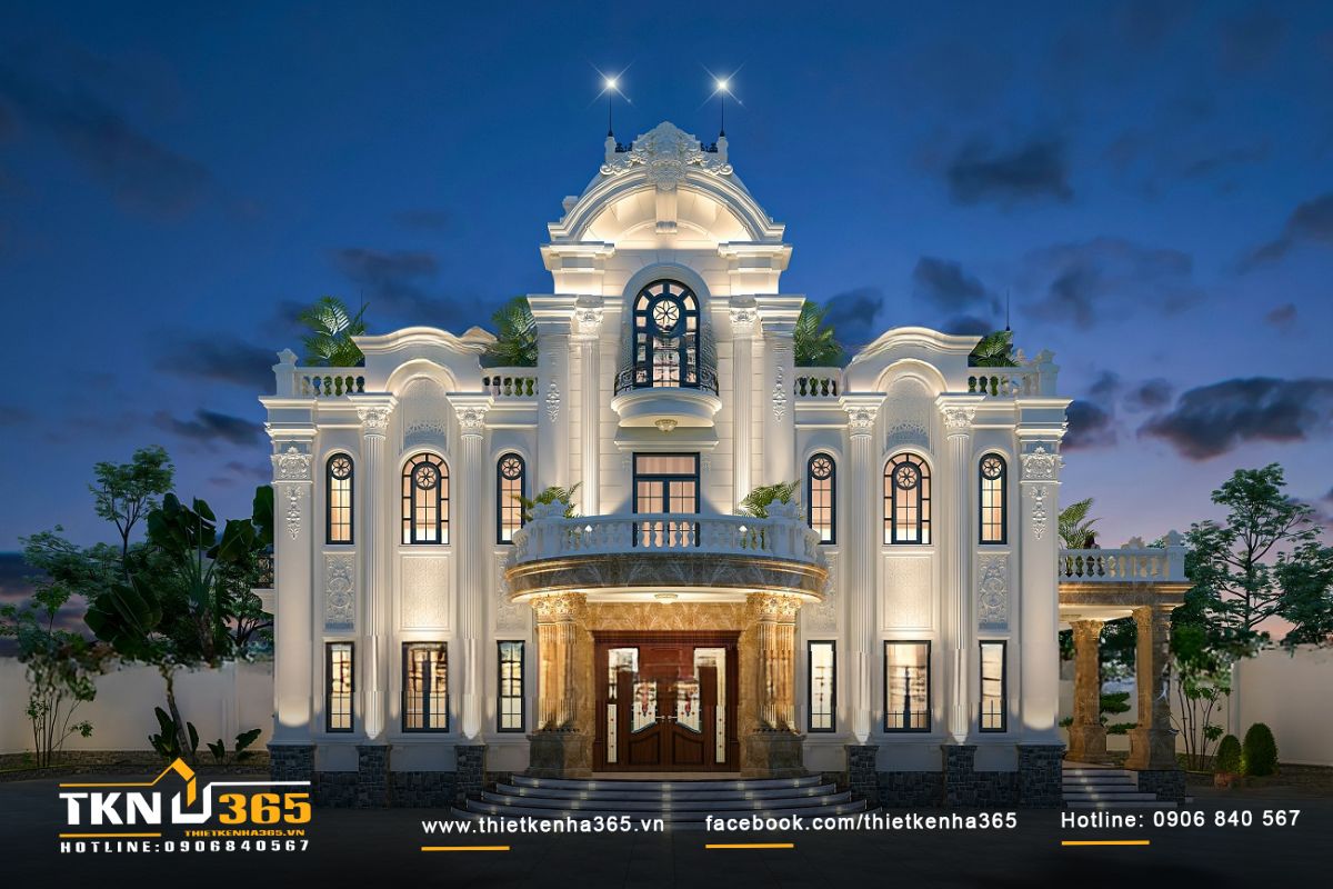 Hệ thống cột vững chãi với những chi tiết hoa văn uốn lượn mềm mại, chạm khắc tinh xảo