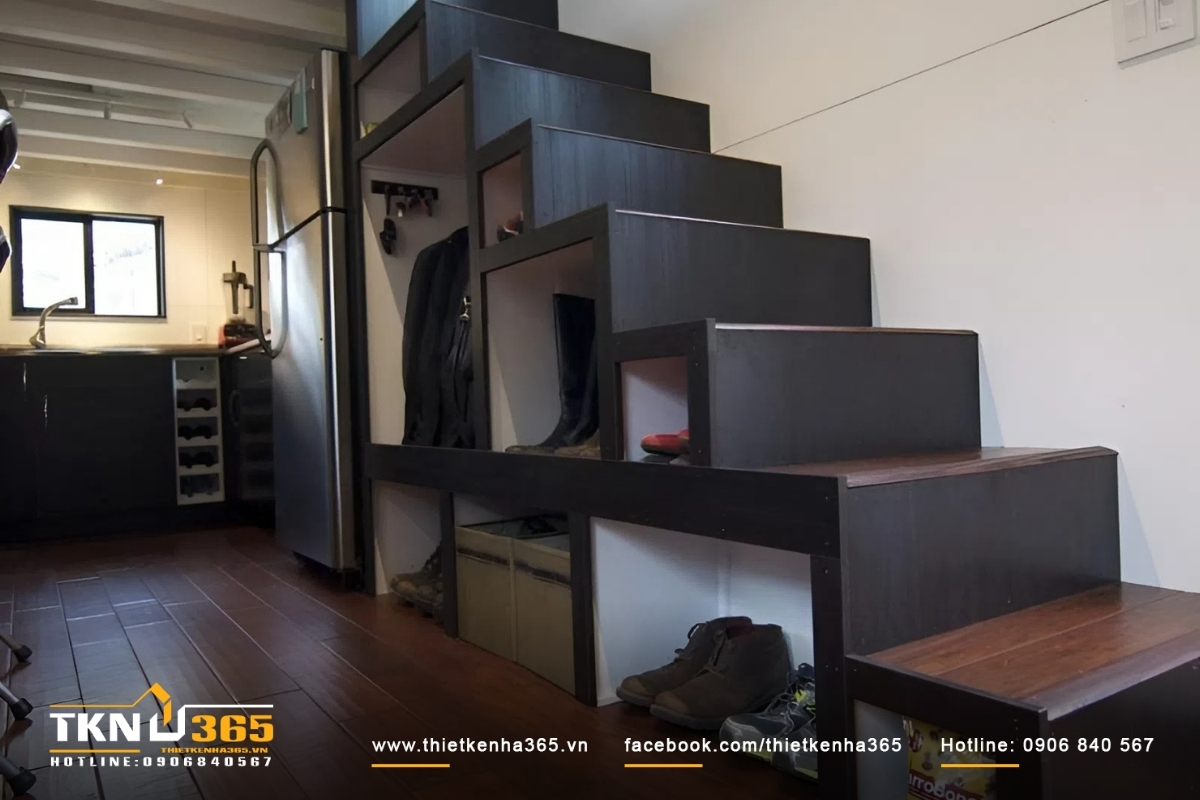 Tận dụng chân cầu thang làm nơi để đồ là ý tưởng tiết kiệm không gian hiệu quả