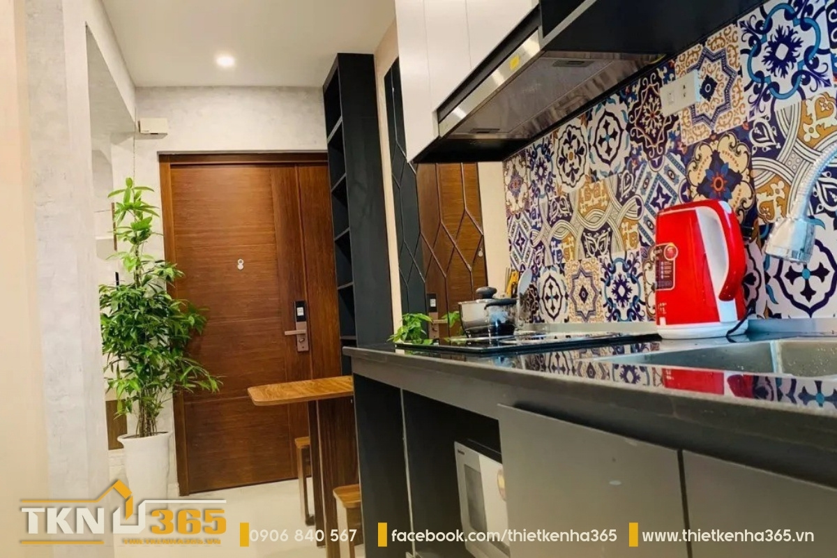 Khu vực bếp nhỏ gọn được bố tr&iacute; cạnh h&agrave;nh lang