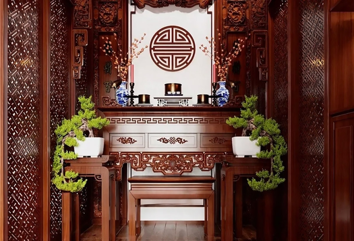 Nội thất phòng thờ thiết kế nhà ngang 6m dài 15m bằng gỗ màu trầm tăng vẻ trang trọng.