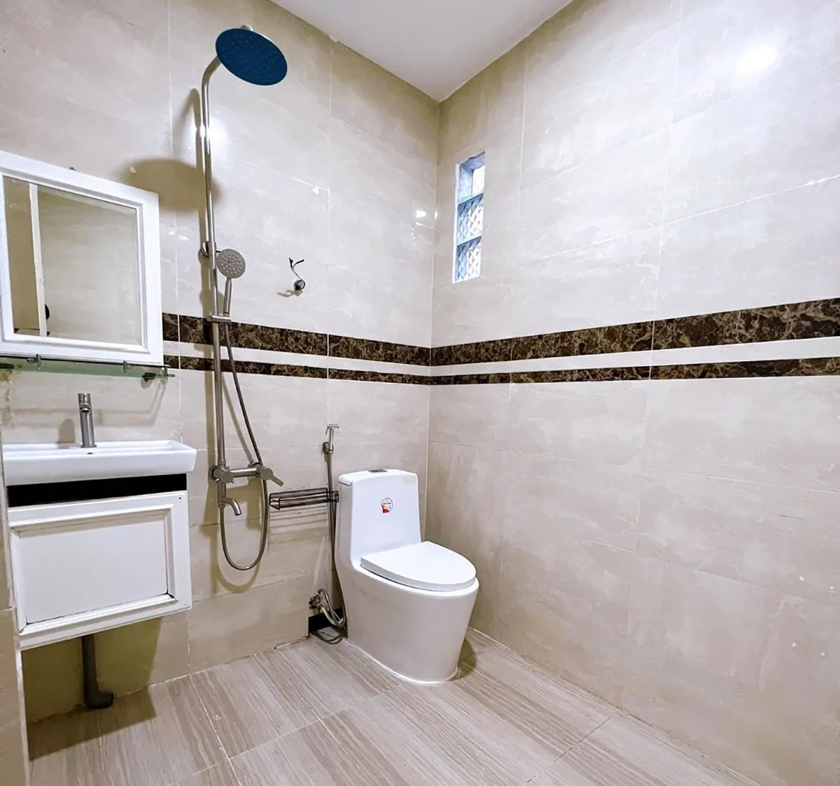 Nội thất phòng tắm nhà ngang 6m dài 15m màu sắc nhẹ nhàng, tinh tế.