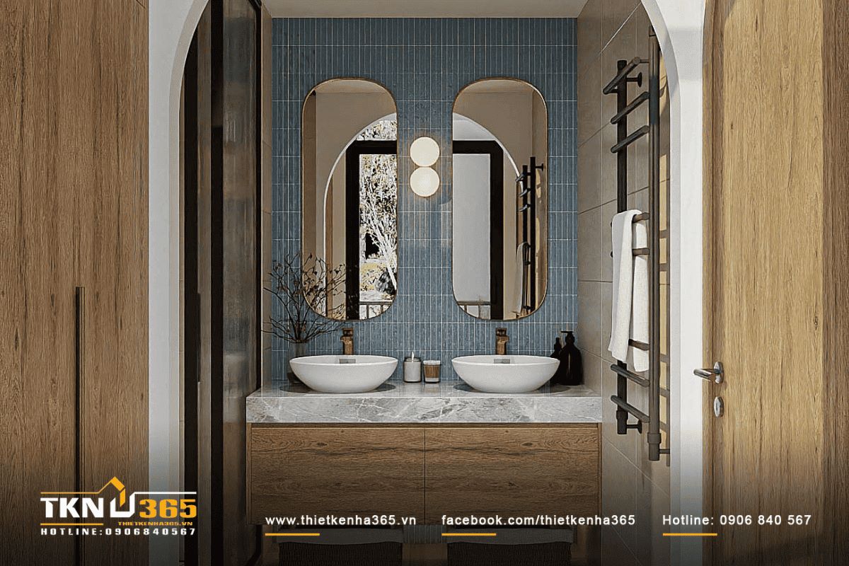 Gương oval lớn cùng gạch men màu xanh nhạt tạo điểm nhấn độc đáo