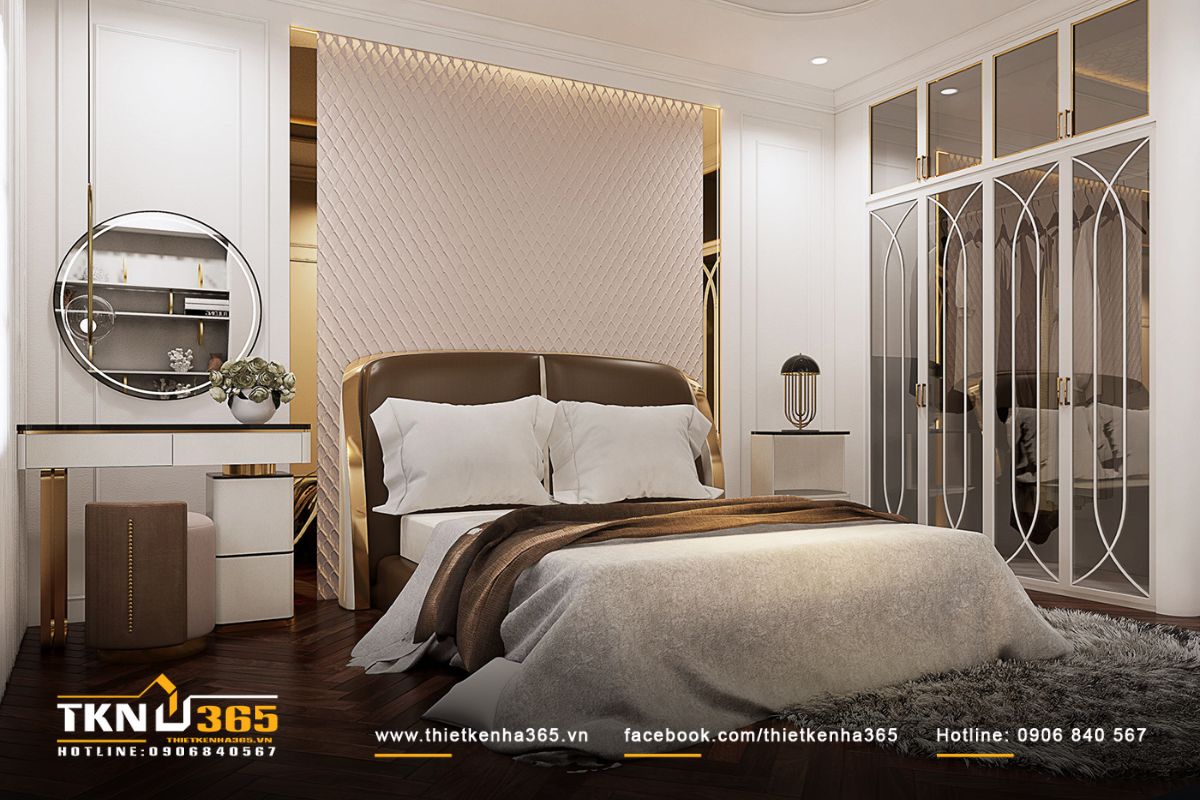 Phòng ngủ master có các đường phào chỉ và giường bọc đệm tôn lên nét cổ điển sang trọng