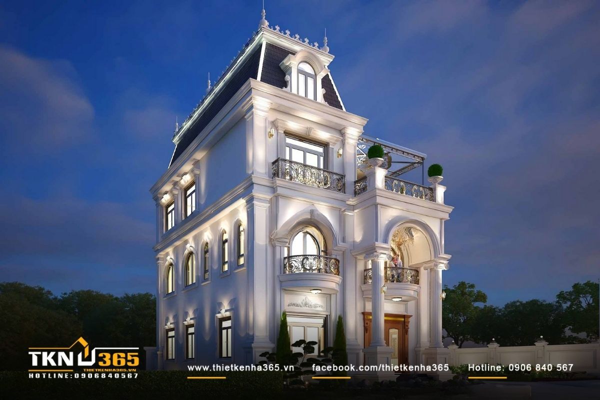 Mặt tiền được thiết kế với các chi tiết phào chỉ tinh tế, hệ thống cột trụ vững chãi