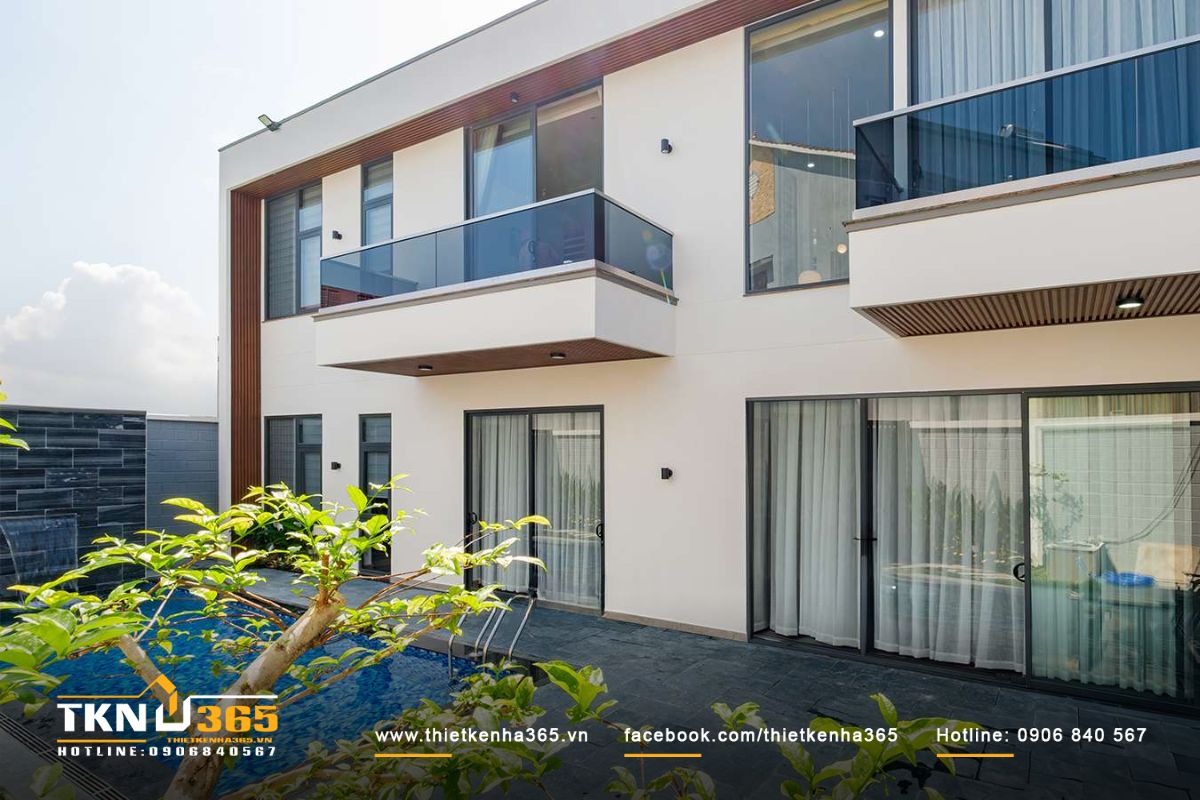 Biệt thự có hồ bơi được bố trí phía hông nhà với cây cảnh xung quanh tạo không gian thư giãn xanh mát, gần gũi với thiên nhiên