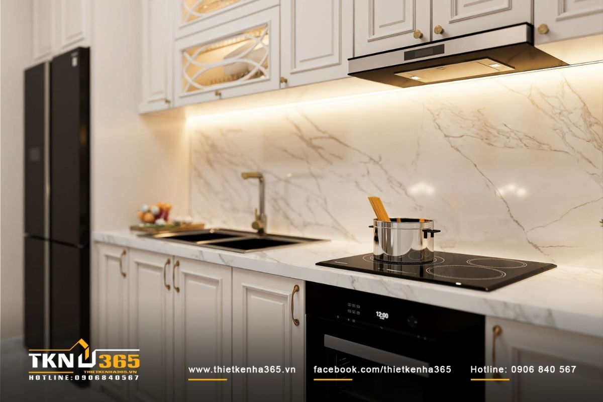 Phòng bếp được thiết kế gọn gàng tinh tế với gam màu trắng