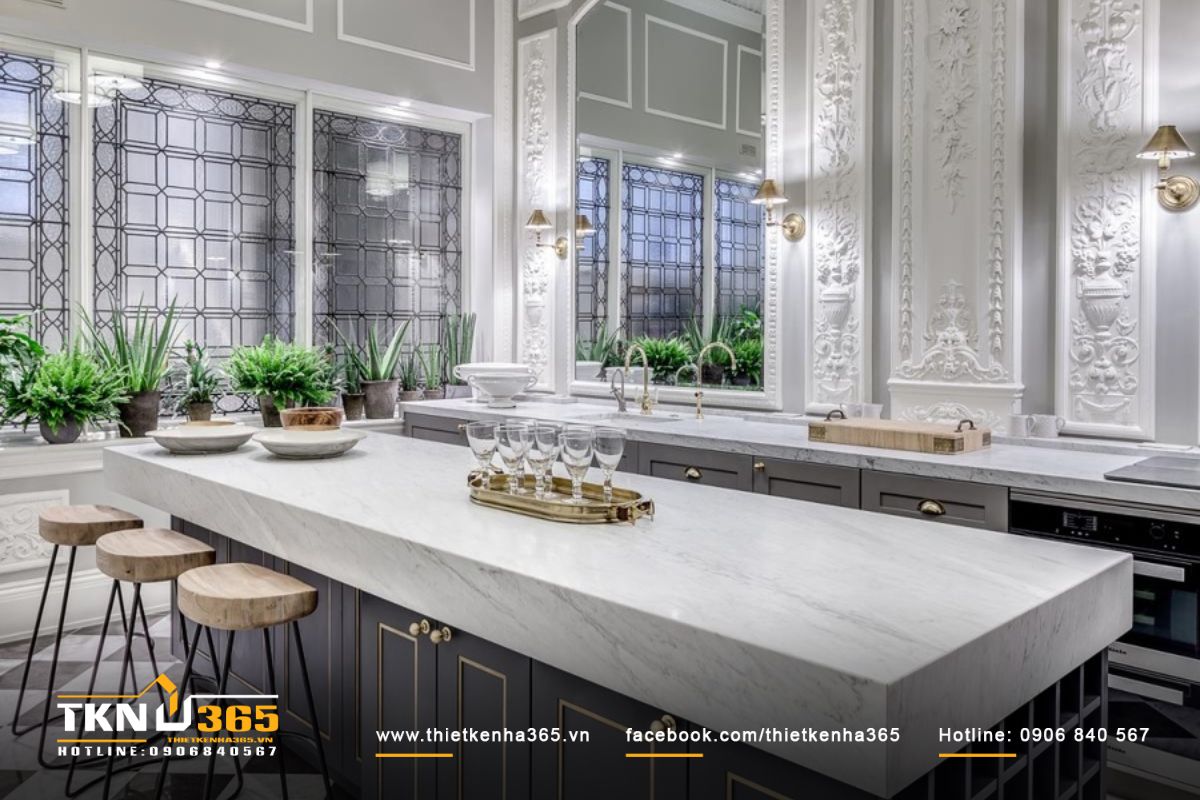 Những đường nét chạm trổ tinh tế tăng thêm vẻ sang trọng cho căn nhà