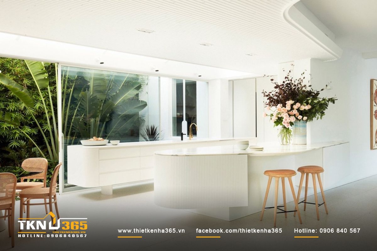 Sử dụng kết hợp ánh sáng tự nhiên và ánh sáng nhân tạo giúp không gian bếp trở nên sáng sủa hơn