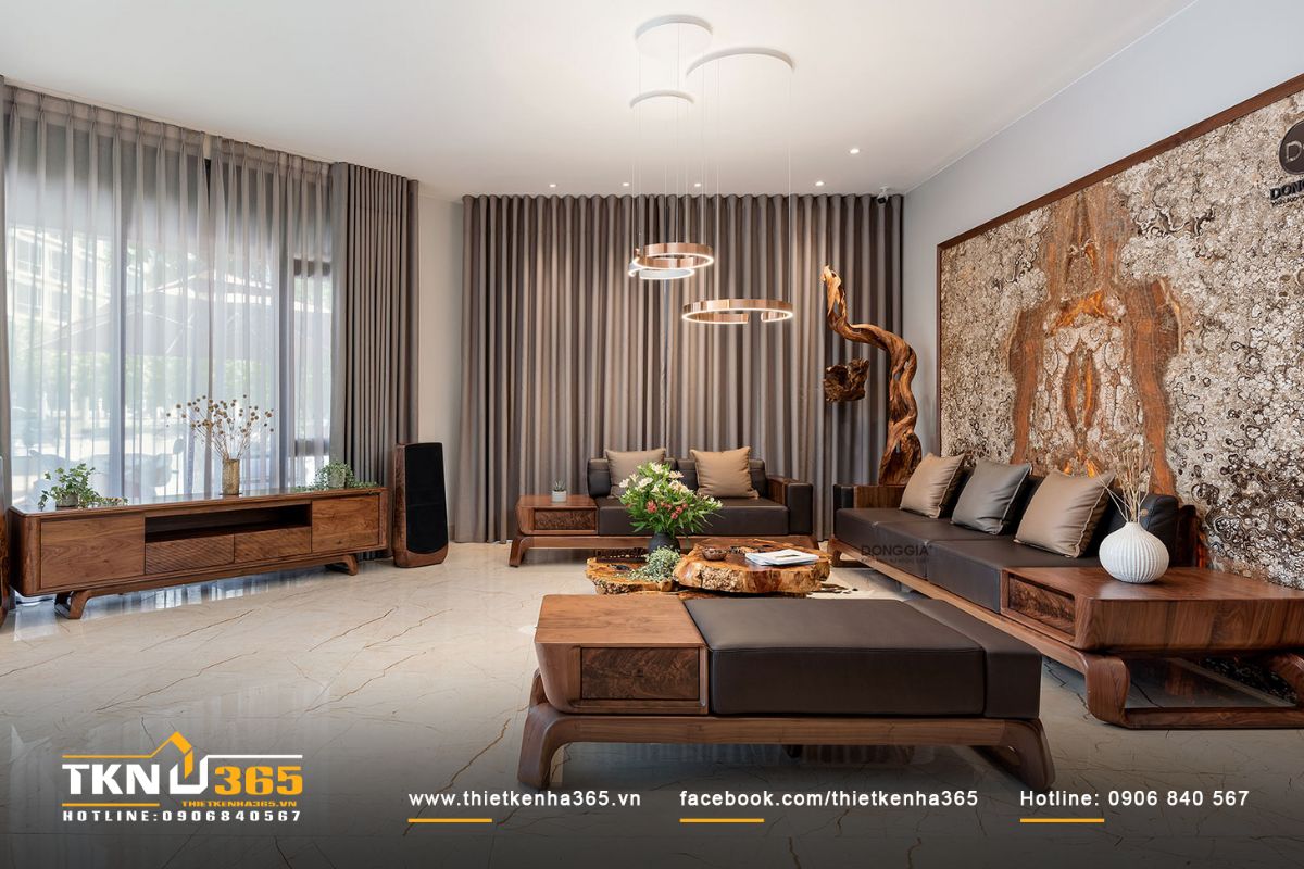 Từ phòng khách biệt thự, gia chủ có thể thoải mái chiêm ngưỡng cảnh hồ bơi và khu vườn xanh tươi