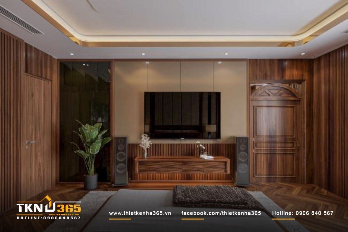 Phòng ngủ sang trọng với thiết kế kệ tivi và vách ốp hoàn toàn bằng gỗ óc chó tự nhiên