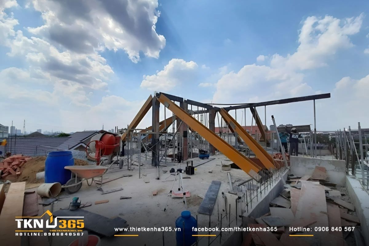 Hạng mục cuối trong giai đoạn x&acirc;y th&ocirc; l&agrave; thi c&ocirc;ng m&aacute;i