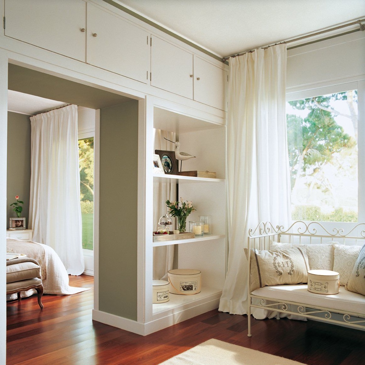 Cách thiết kế tủ âm tường kết hợp vách ngăn giúp tận dụng diện tích và phân chia không gian mở hiệu quả