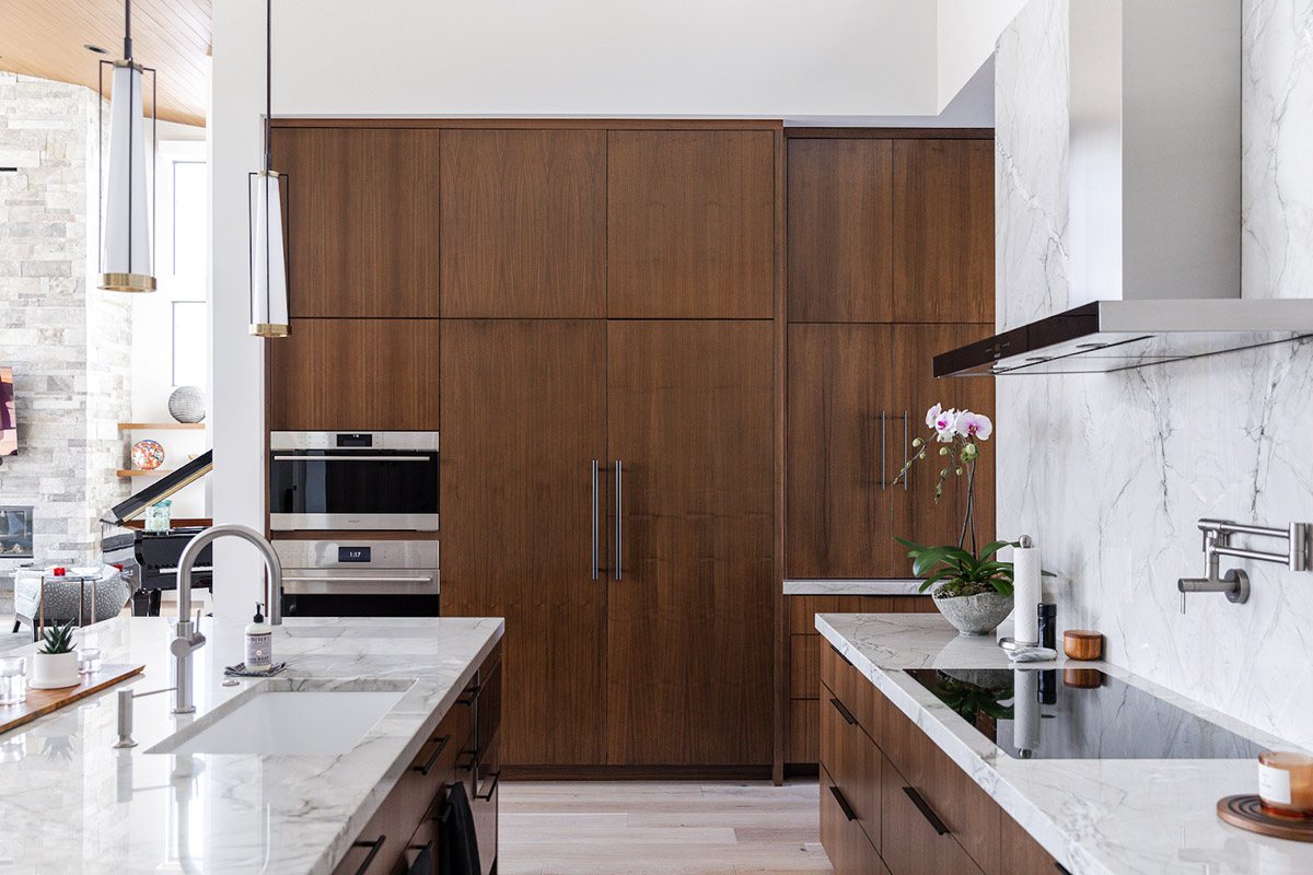 Tủ bếp âm tường dùng làm kho chứa các thiết bị điện tử