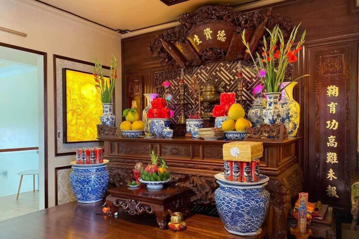 Dưới xà ngang và gầm cầu thang là vị trí đại kỵ, phạm phong thủy nghiêm trọng nếu đặt bàn thờ (Ảnh: Sưu tầm)