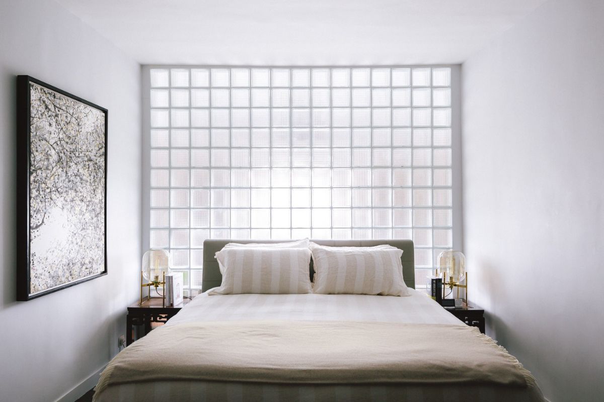 Gạch kính cho phép ánh sáng tự nhiên lan tỏa mà vẫn đảm bảo tính riêng tư (Ảnh: Sưu tầm)