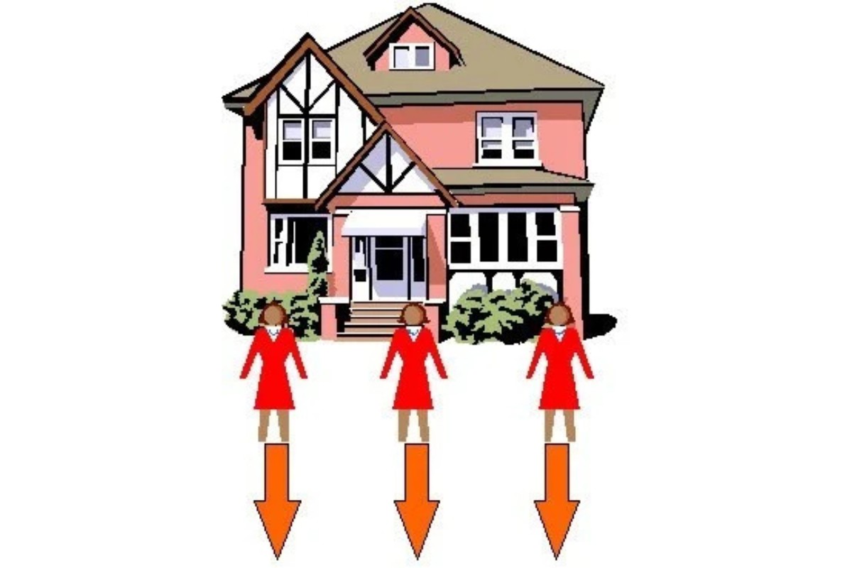 Dang nhẹ 2 chân để tư thế đứng được vững vàng hơn, la bàn đặt giữa lòng bàn tay, ngang với tầm hông, hướng thẳng mũi tên in trên tấm thước nhựa về phía trước (Ảnh: Sưu tầm)