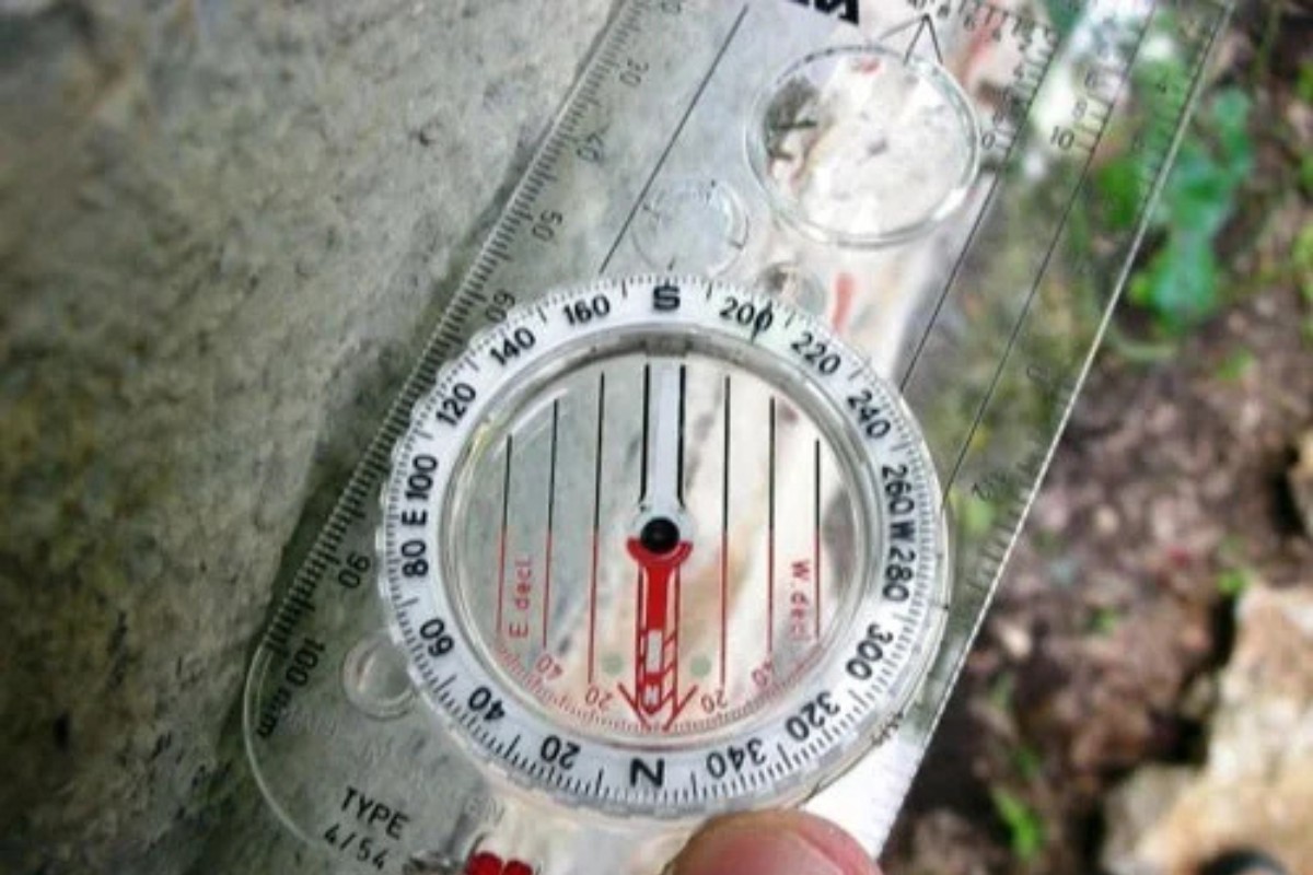 Xoay la bàn cho kim chỉ Bắc (trong hình minh hoạ là màu đỏ) trùng khít với hướng Bắc (trên la bàn ghi chữ N) (Ảnh: Sưu tầm)