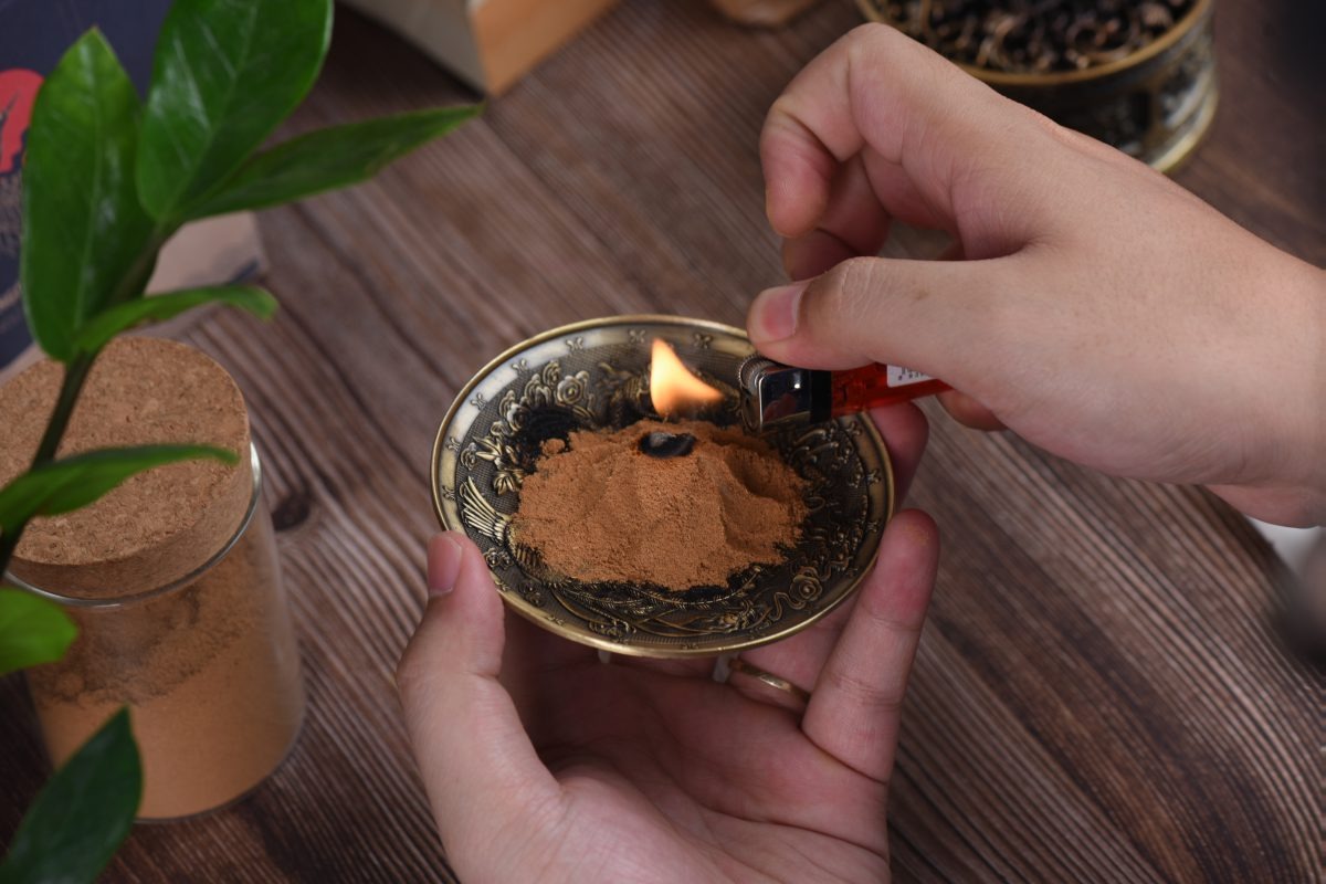 Nhiều gia chủ tìm hiểu cách xông nhà mới để thanh tẩy không gian sống, mở đường rước tài lộc và may mắn vào nhà (Ảnh: Sưu tầm)