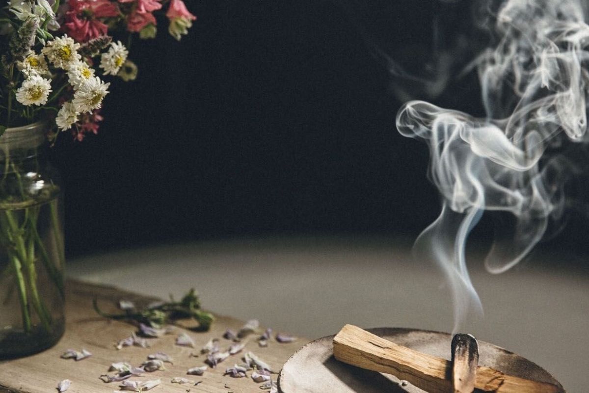 Xông nhà đúng cách giúp tăng cường may mắn và sức khỏe trong nhà, đồng thời tạo bầu không khí tích cực, thoải mái (Ảnh: Sưu tầm)