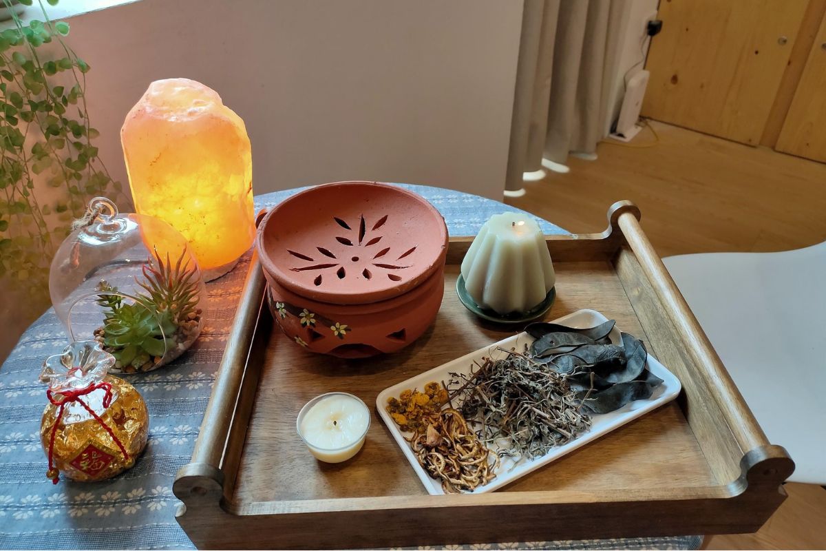 Trầm hương, tinh dầu, bồ kết và vỏ bưởi là những loại nguyên liệu thường được lựa chọn để xông nhà mới (Ảnh: Sưu tầm)