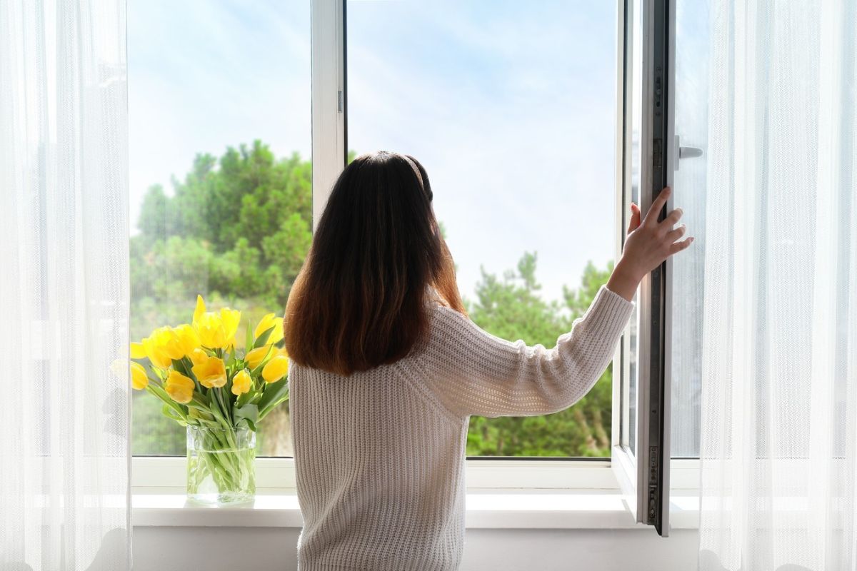 Khi xông nhà mới, bạn nên mở cửa sổ để thúc đẩy không khí lưu thông tốt hơn, mở đường cho nguồn năng lượng tươi mới vào nhà (Ảnh: Sưu tầm)