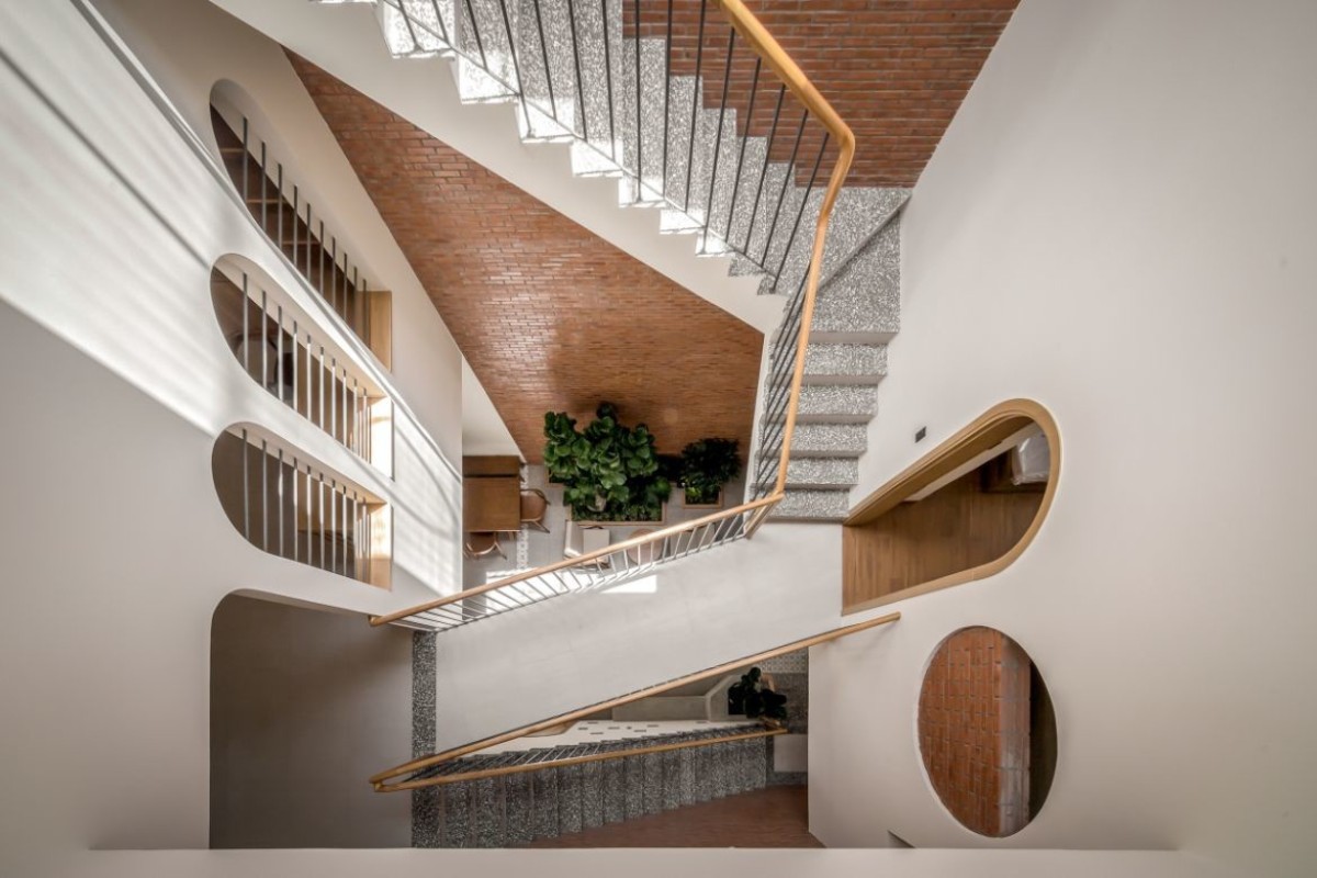 Cầu thang trong thiết kế nhà ống cần tuân theo kích thước chuẩn, đồng thời kết hợp hài hòa với hành lang và giếng trời (Ảnh: Sưu tầm)