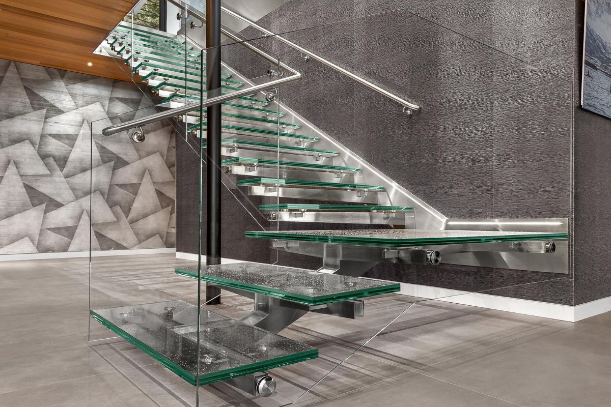 Cầu thang toàn bộ bằng kính cường lực dày - tạo hiệu ứng thị giác ấn tượng, phù hợp với không gian hiện đại và cao cấp (Ảnh: Sưu tầm)