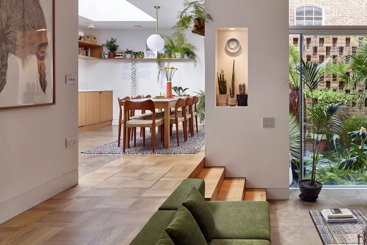 Tận dụng chênh lệch cốt nền phòng khách và nhà bếp để đặt sofa, tạo ấn tượng độc đáo (Ảnh: Sưu tầm)