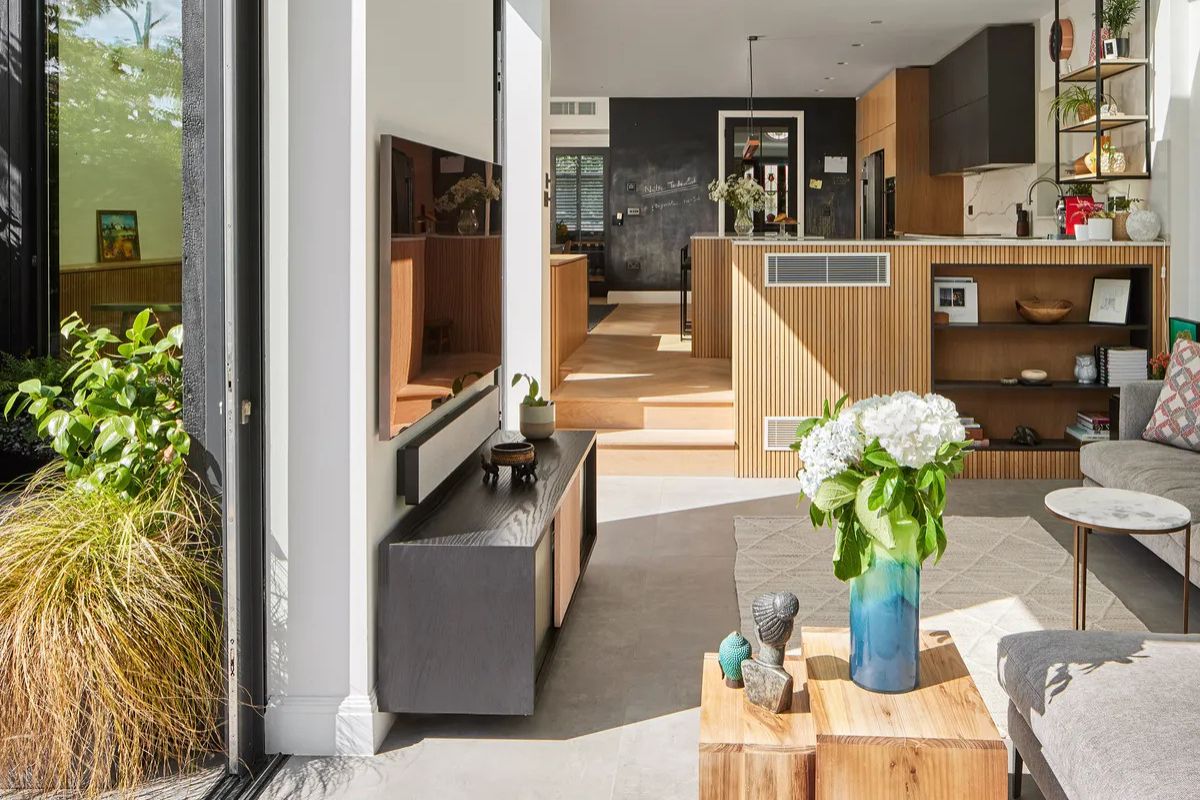 Theo Architectural Digest, các giải pháp phân vùng (broken-plan) như chênh nền hoặc ngăn hờ giúp giải quyết vấn đề mùi và tiếng ồn trong không gian mở (Ảnh: Sưu tầm)